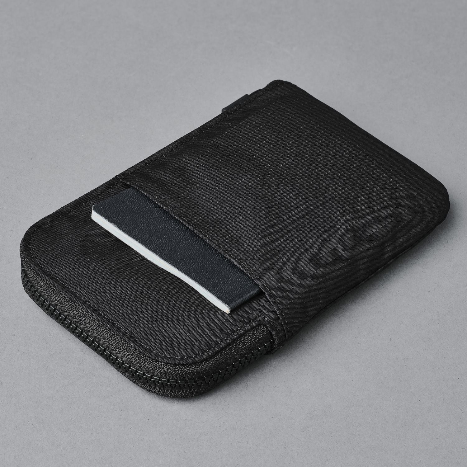 Alpaka Gear Zip Travel Wallet Black udvendig lomme til pas