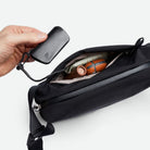 Bellroy Lite Sling Mini Black - nøglering i forreste rum