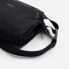 Bellroy Lite Sling Mini Black - skulderstrop