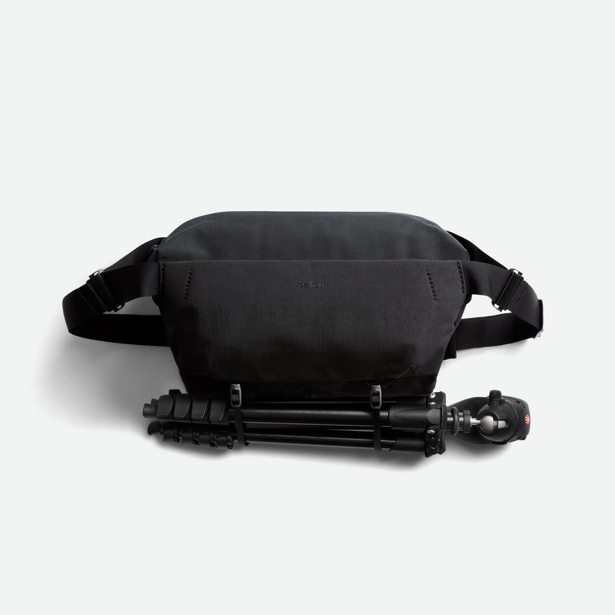 Bellroy Venture Sling 10L - Camera Edition Black - tripod fastgjort på undersiden