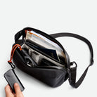 Bellroy Venture Travel Crossbody Jet Black (Leather Free) indvendigt design