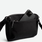 Bellroy Venture Travel Crossbody Jet Black (Leather Free) lynlåslomme på indersiden