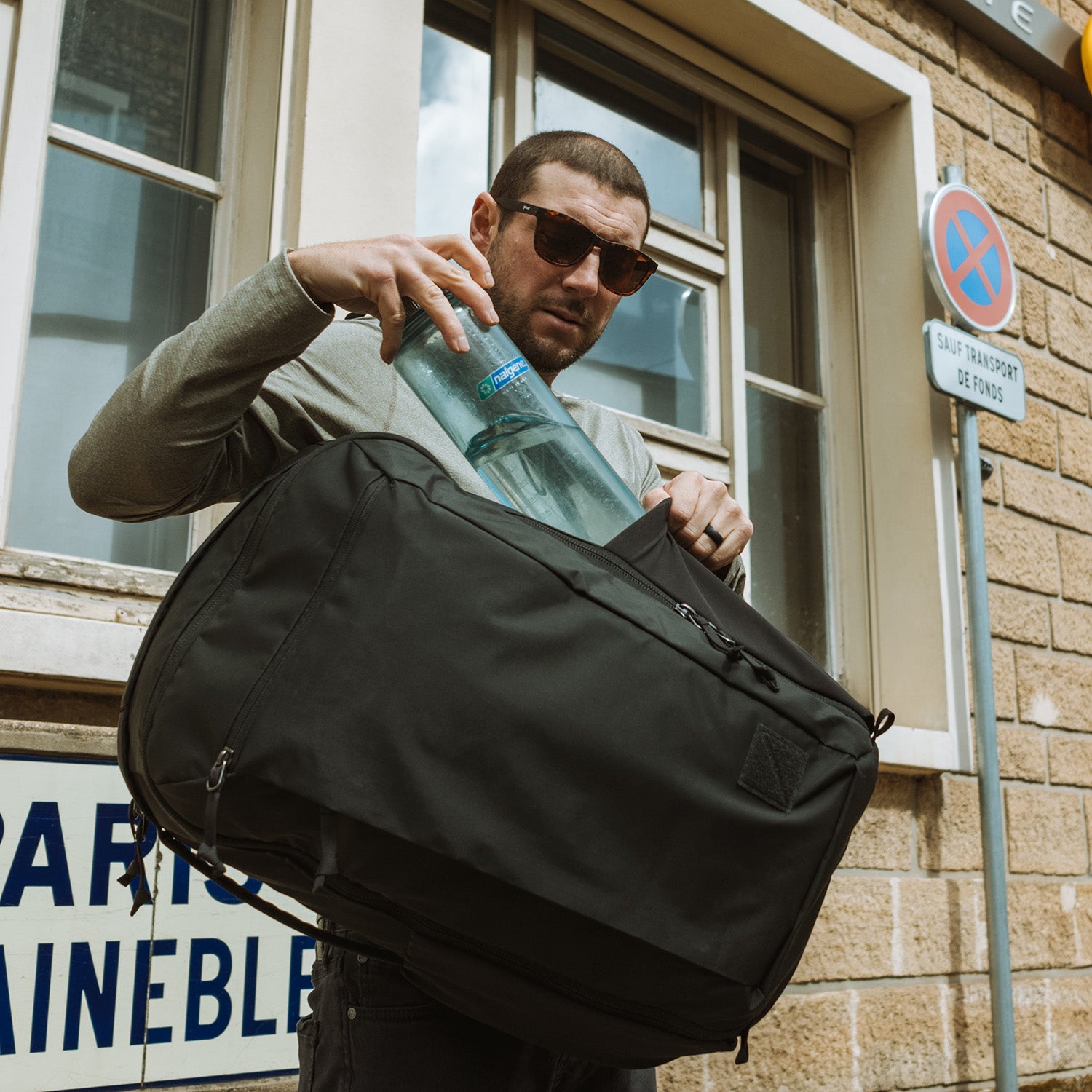 Evergoods Civic Travel Bag 35L Solution Dyed Black livsstilsbillede - sidelomme til drikkedunk