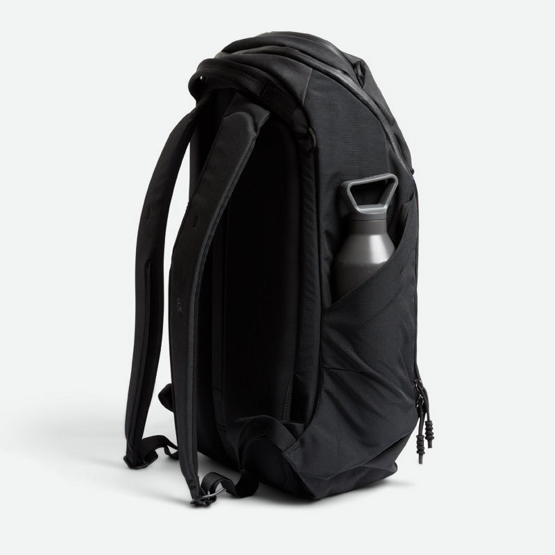 Bellroy Venture Ready Pack 26L Black - sidelomme med drikkedunk