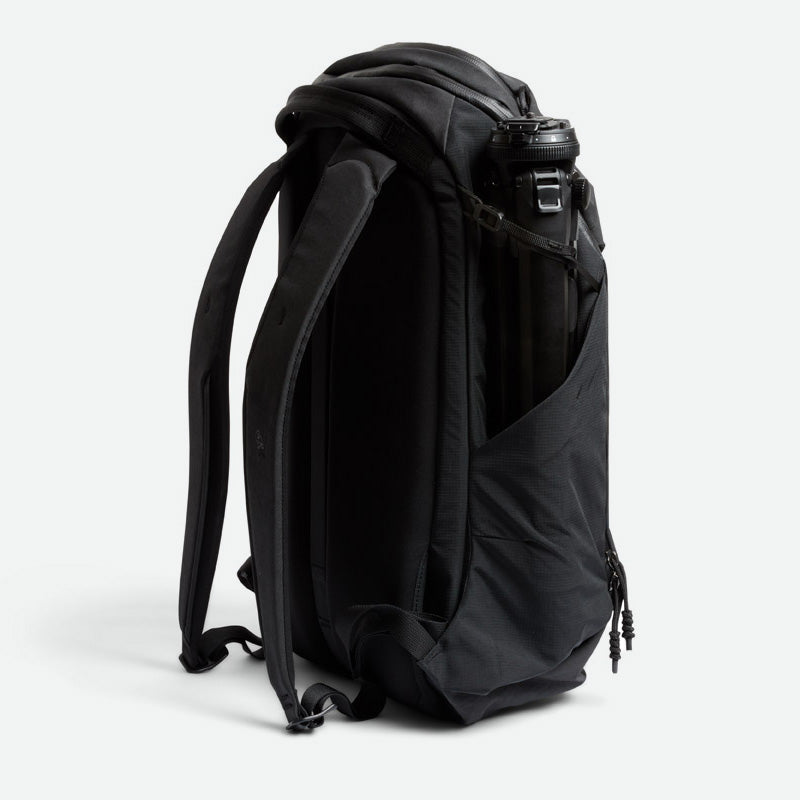 Bellroy Venture Ready Pack 26L Black - sidelomme med tripod